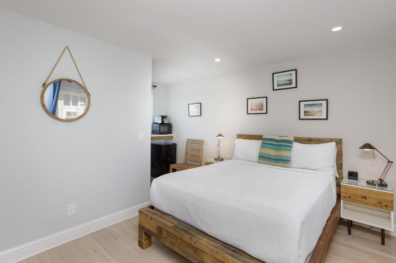 Queen Room with Courtyard image 3