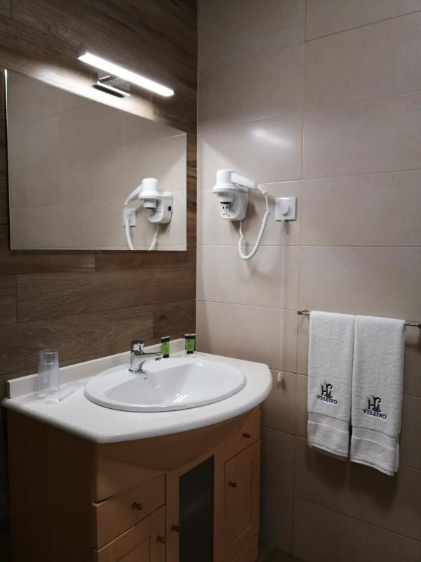Twin Room with City View image 4