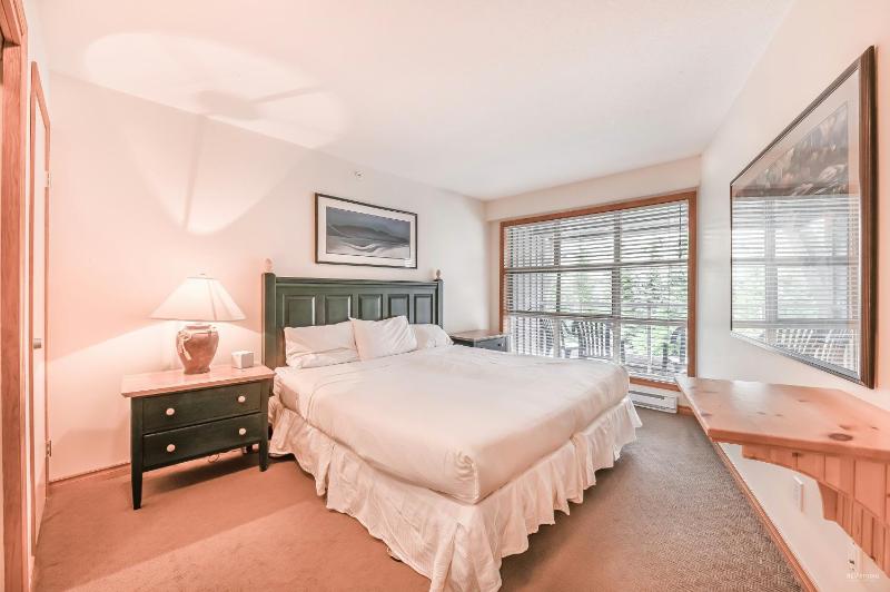 The Best Top Floor Ski-in/Ski-out at the Aspens - image 18