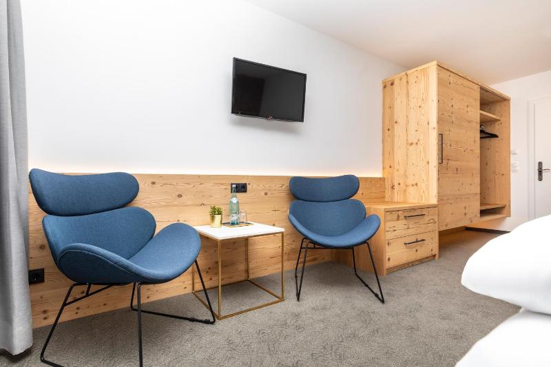 Junior Suite with Balcony image 4