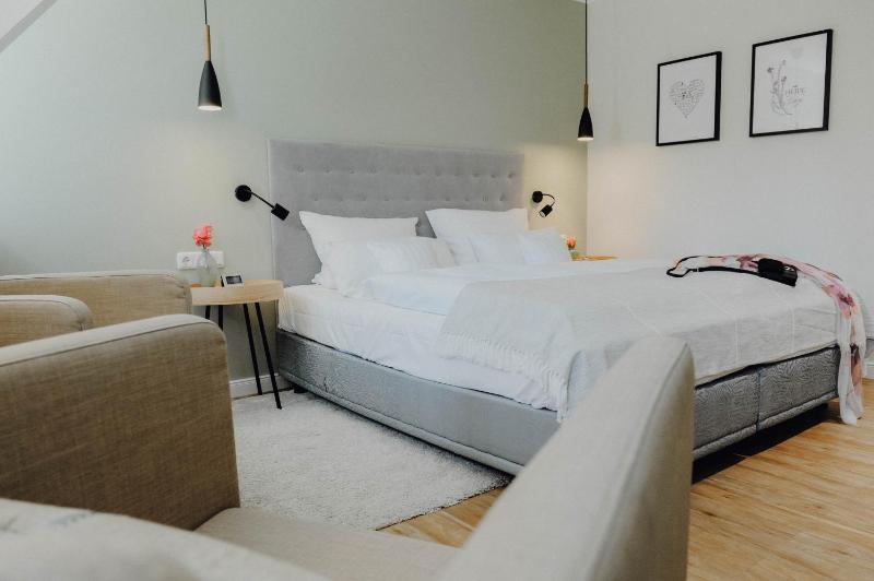 Double Room image 3