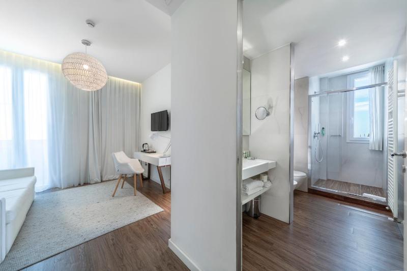S - SUITE T image 1