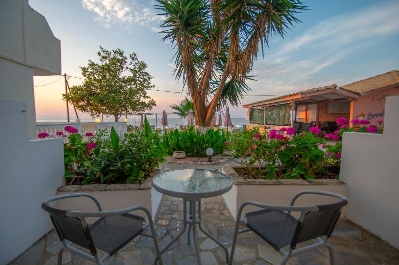 Standard double or twin studio, ground floor, sea view image 1
