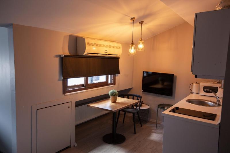 Studio with Jacuzzi image 4