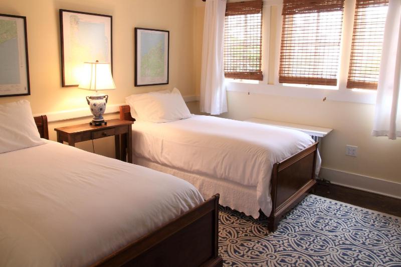 Standard Twin Room with Garden View image 3