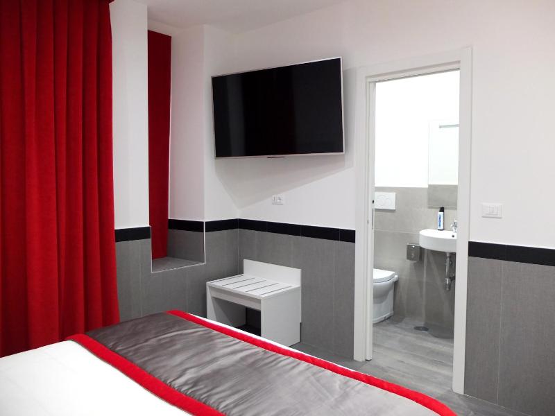 Deluxe Double or Twin Room image 4