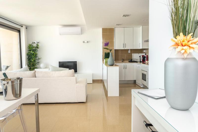 One-Bedroom Apartment with Sea View image 3