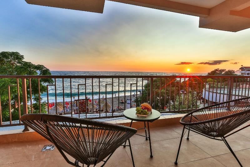 Deluxe Double Room with Balcony and Sea View image 2