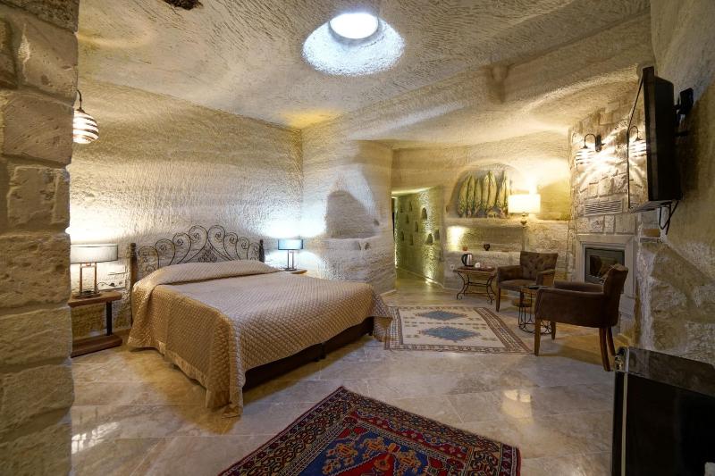 Cave Suite with Jacuzzi image 2