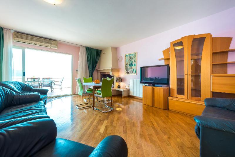 Five-Bedroom Deluxe Apartment image 1