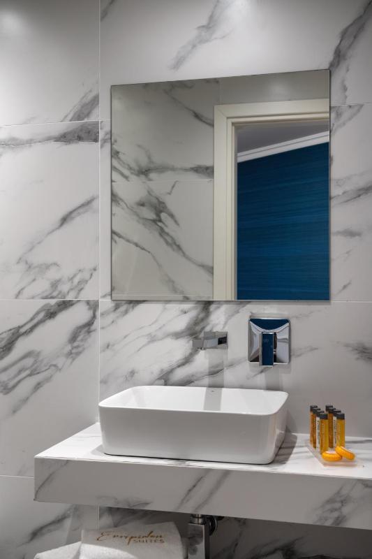 Deluxe Double Room with Balcony image 4