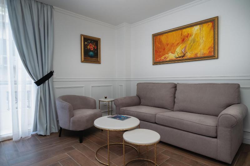 Junior Suite with Balcony image 4