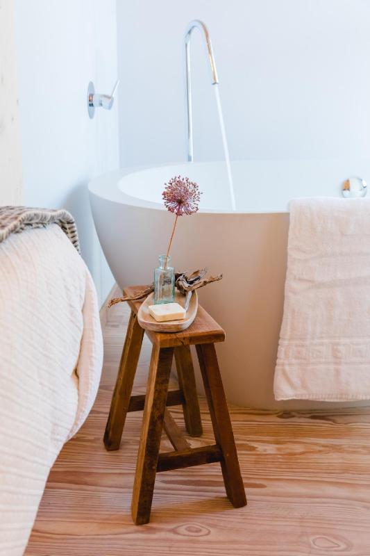 One-Bedroom Apartment image 4