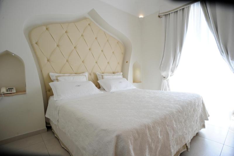Classic Double Room image 3