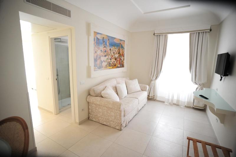 Deluxe Double Room image 2
