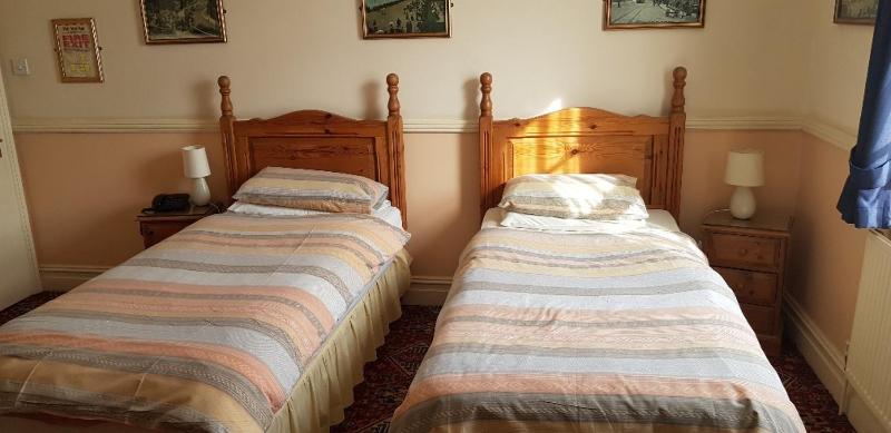 Twin Room image 3