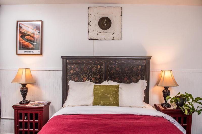 Queen Room image 1