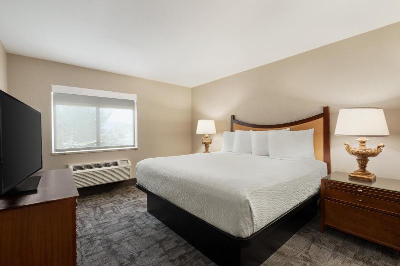 King Suite - Non-Smoking image 3