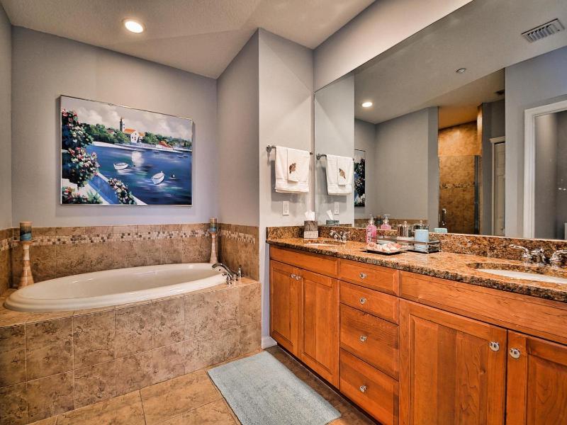 Harborview Grande 800 Luxury 8th Floor Condo with Stunning Harbor Views 23067 - image 4