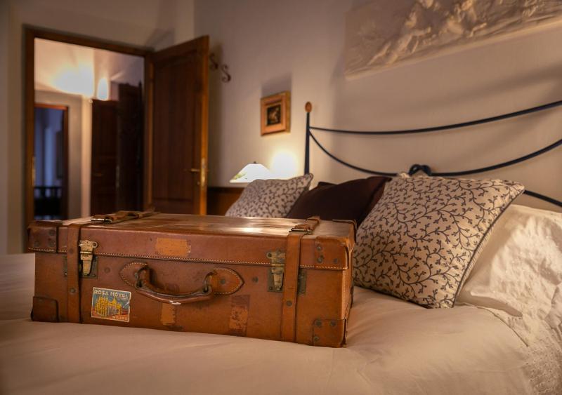 Classic Double Room image 3