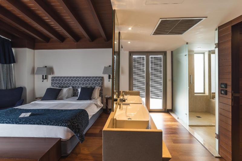 One-Bedroom Suite with Sea View image 1