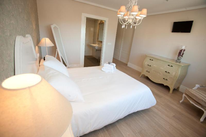 Double or Twin Room image 4