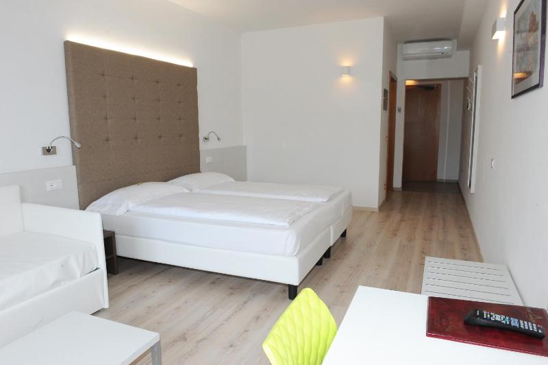 Deluxe Twin Room with Lake View image 4