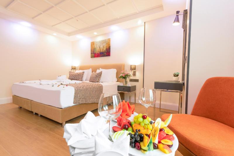 Triple Room with Sofa Bed image 4