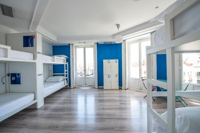Bed in 6-Bed Dormitory Room with Private Bathroom  image 2