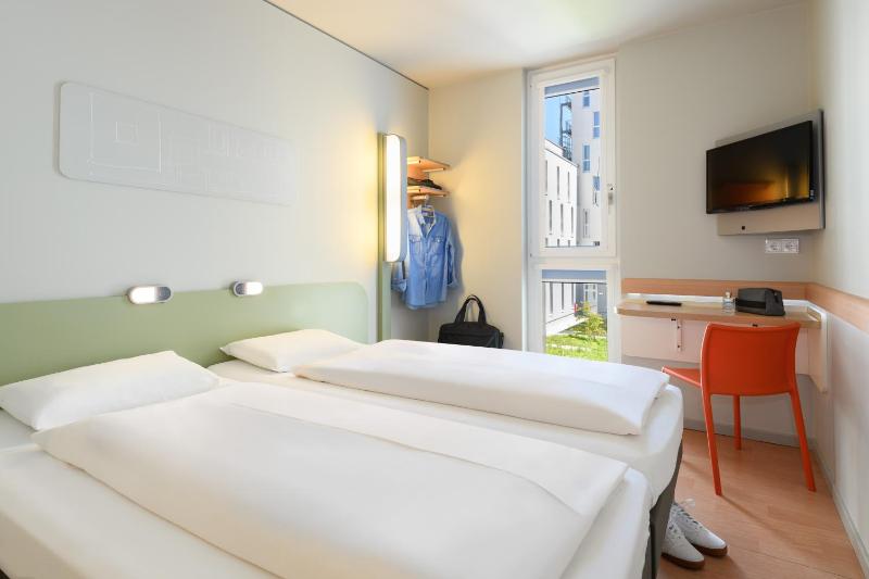 Twin Room image 3