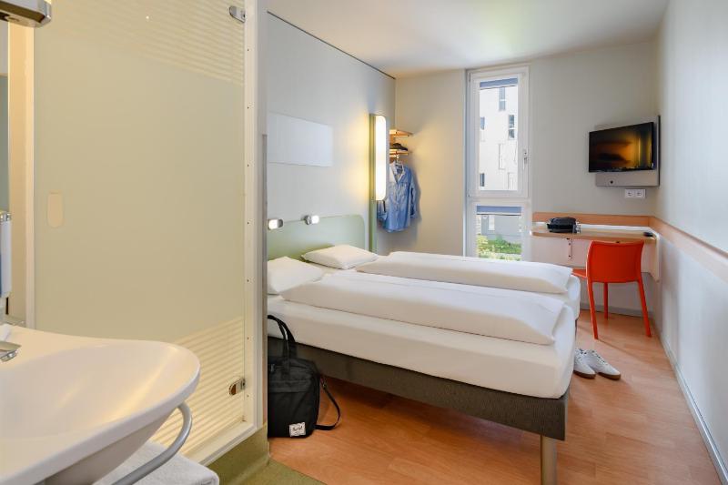 Twin Room image 2