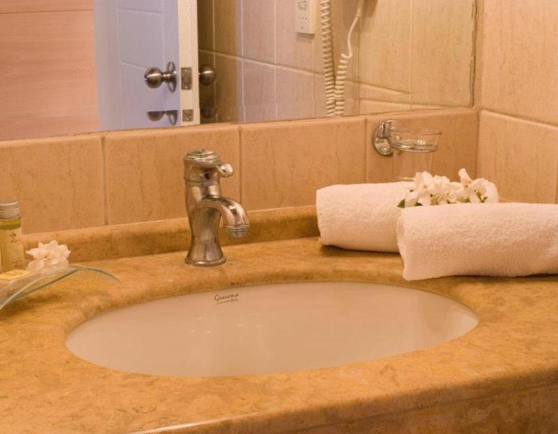 Deluxe Triple Room image 1