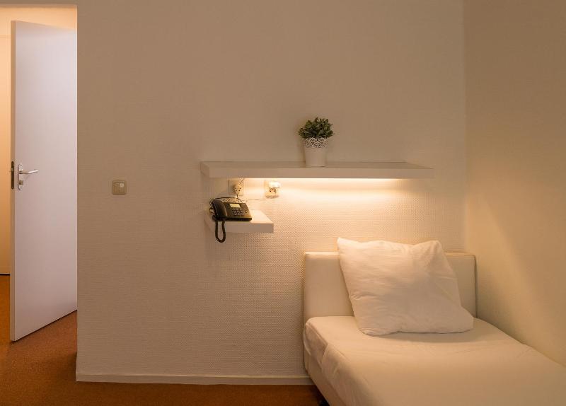 Single Room image 4