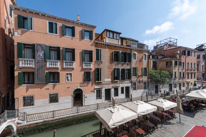 Junior Suite with Canal View image 2