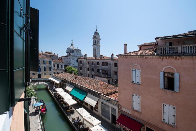 Junior Suite with Canal View image 4