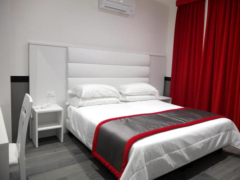 Deluxe Double or Twin Room image 1