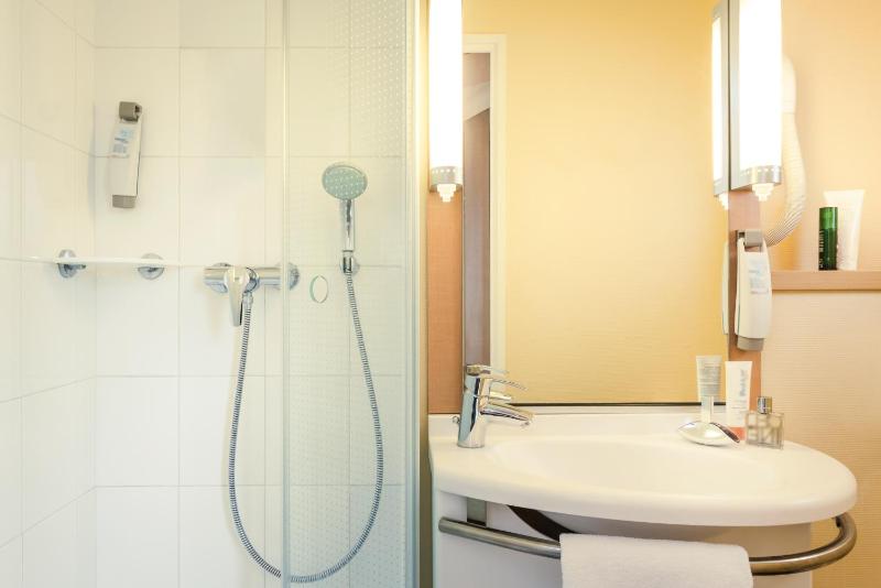 Standard Room with twin beds image 2