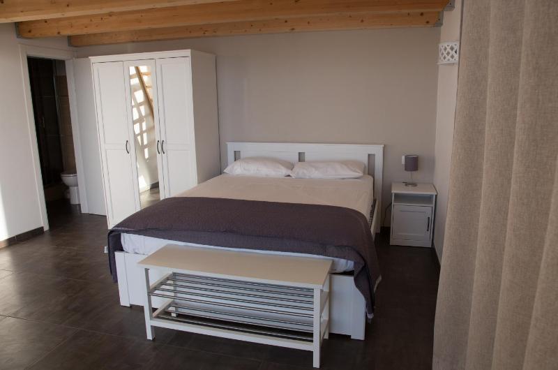 Studio Apartment with Sea View image 4