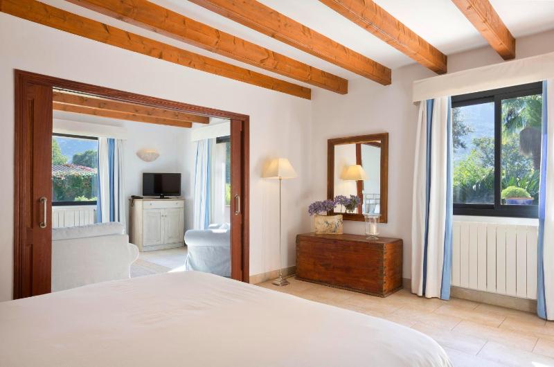 Garden Suite with Terrace image 4
