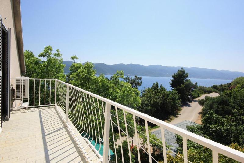 One-Bedroom Apartment with Balcony and Sea View image 1