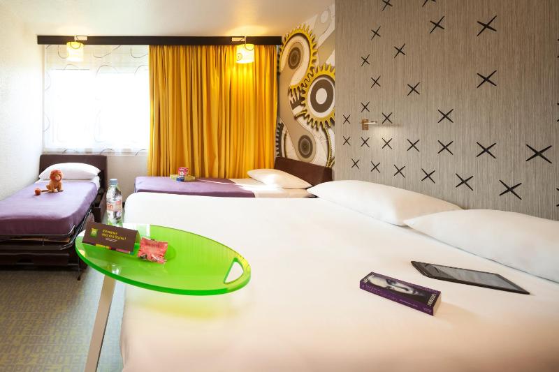 Standard Suite with 1 Double Bed and 2 Single Beds image 1