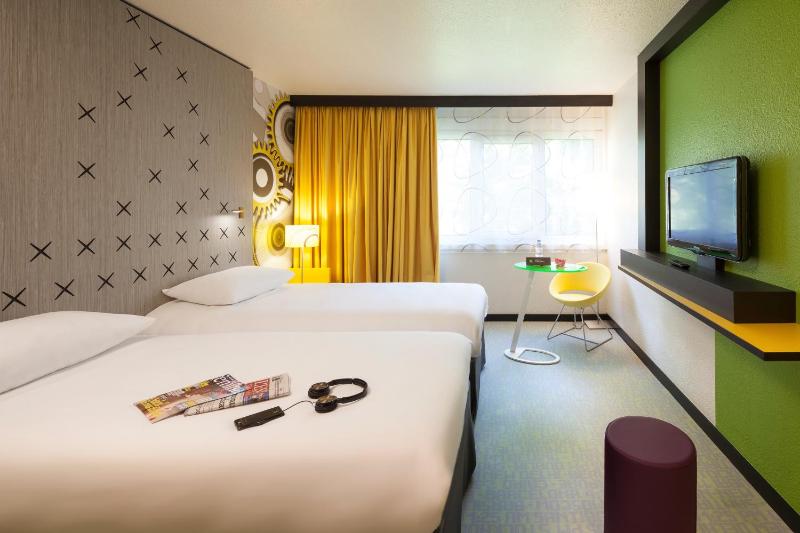 Standard Room with 2 Single Beds image 1