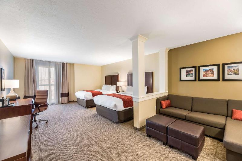 Queen Suite with Two Queen Beds and Sofa Bed - Non-Smoking image 4