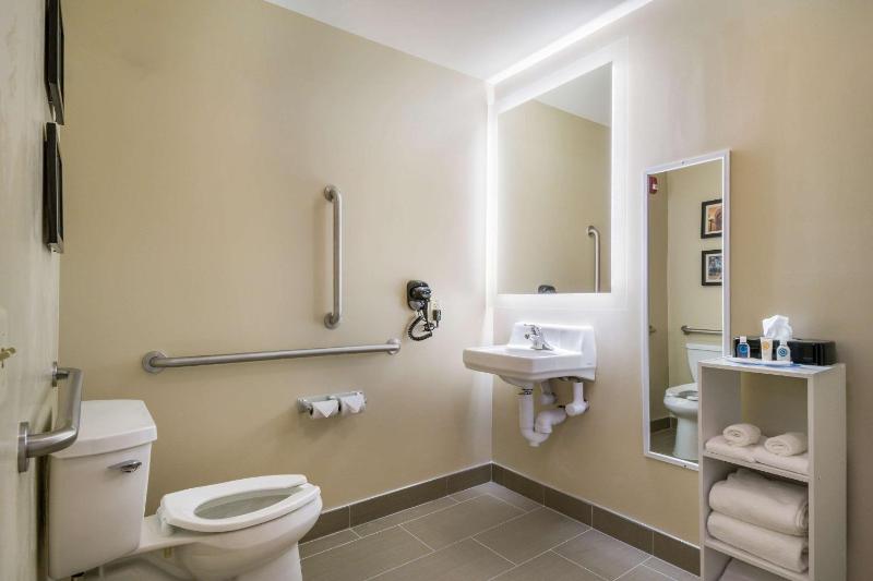 Queen Room with Two Queen Beds - Non Smoking image 2