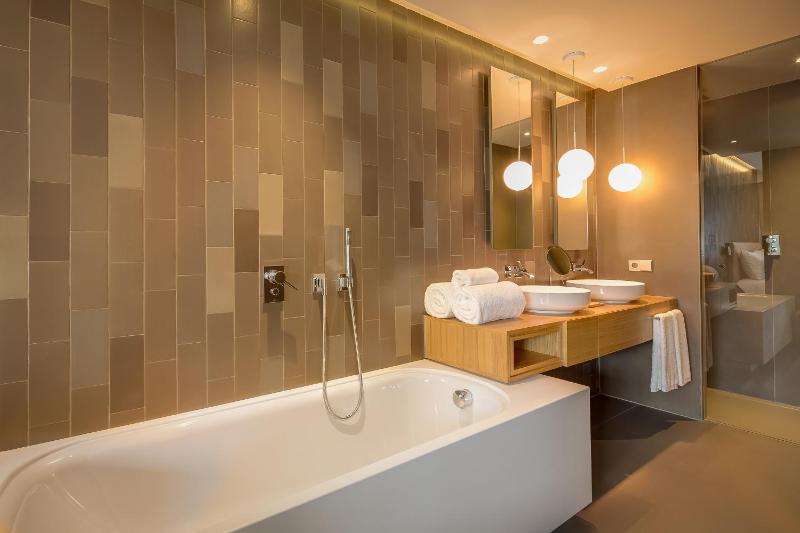 Deluxe Double Room - Attic image 2