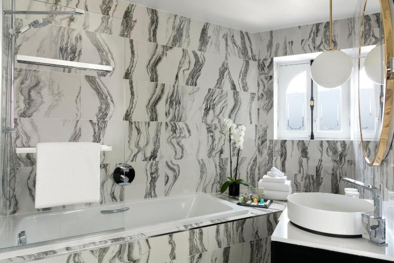 Roofs of Paris Duplex image 2