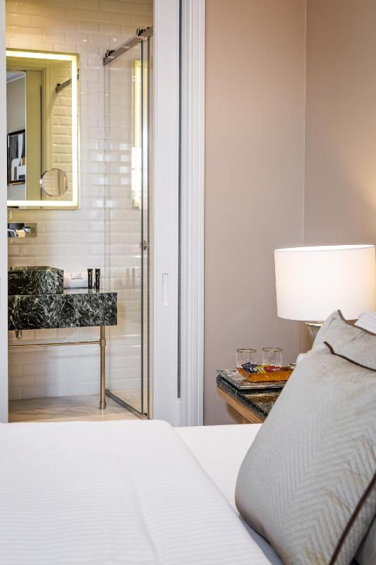 Deluxe Family Suite image 4