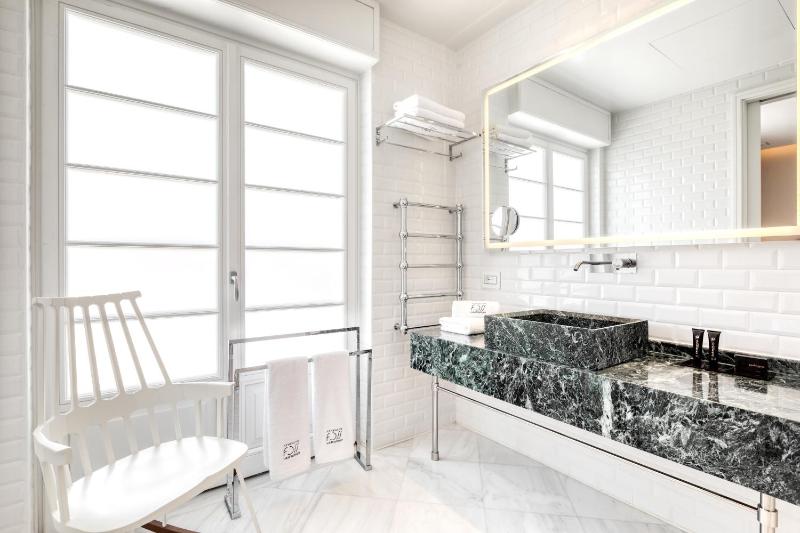 Deluxe Suite with Balcony image 4
