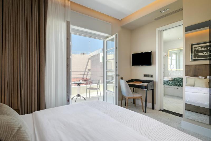 Deluxe Suite with Balcony image 2