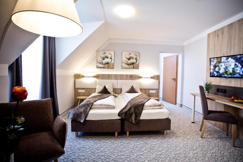 Large Double or Twin Room image 1